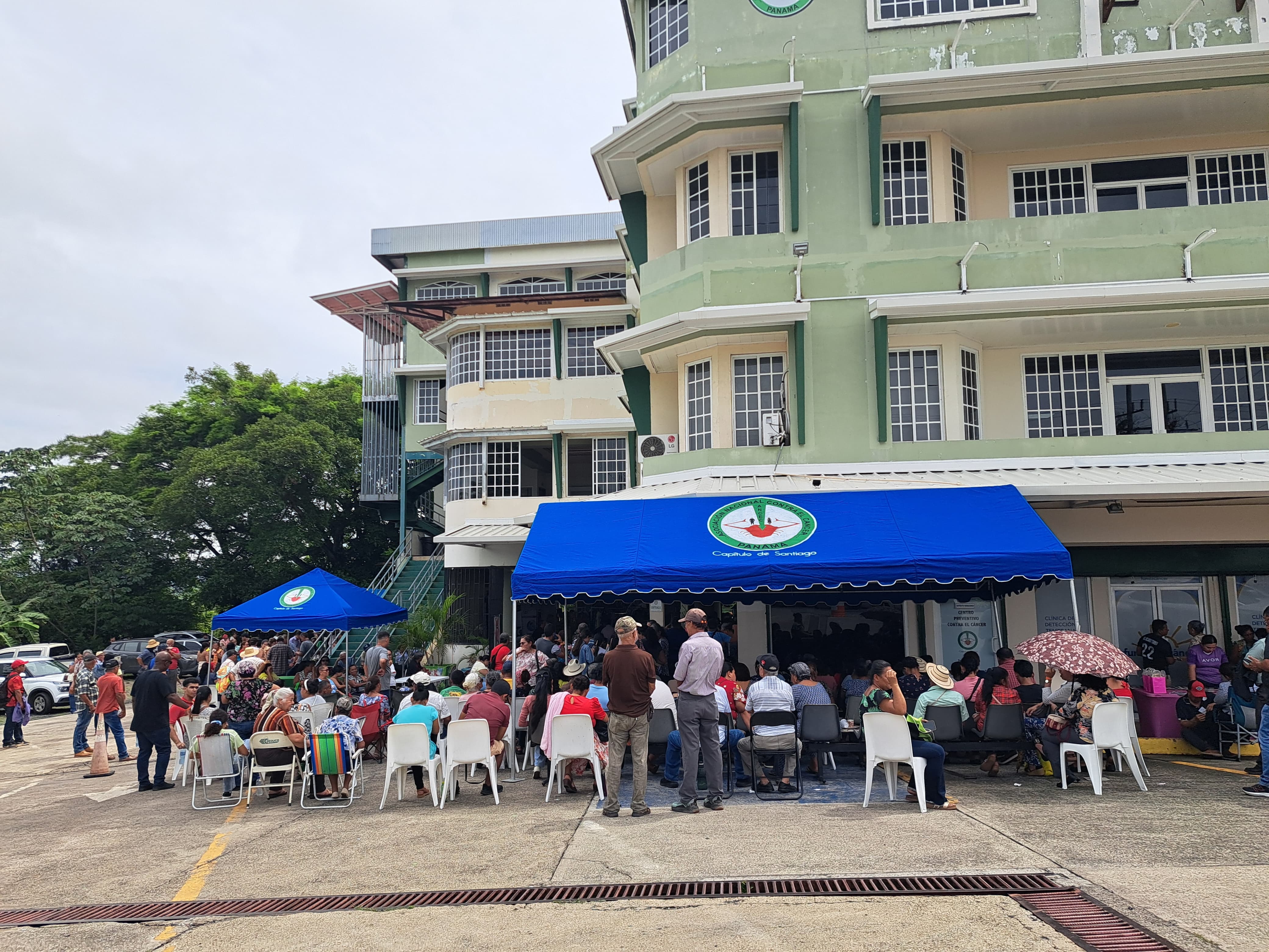 Evento comunitario bajo carpas azules